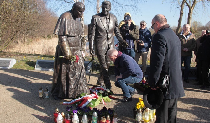 Uczestnicy uroczystości złożyli u stóp pomnika Jana Pawła II i Ronalda Reagana wieńce i kwiaty, a także zapalili znicze.