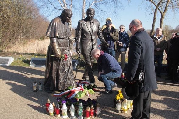 Uczestnicy uroczystości złożyli u stóp pomnika Jana Pawła II i Ronalda Reagana wieńce i kwiaty, a także zapalili znicze.