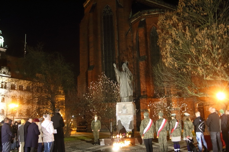 Legniczanie w rocznicę śmierci papieża