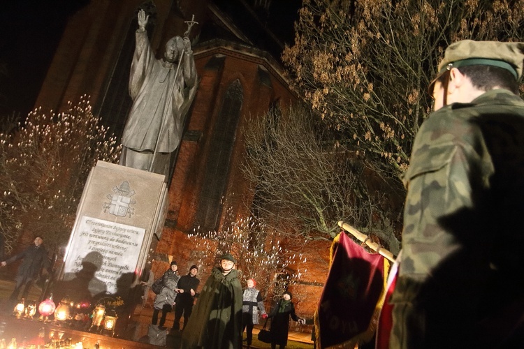 Legniczanie w rocznicę śmierci papieża