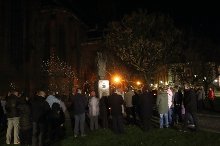 Legniczanie w rocznicę śmierci papieża