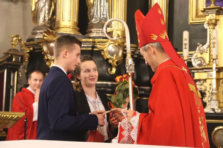 Bierzmowanie w kościele św. Jakuba w Tuchowie