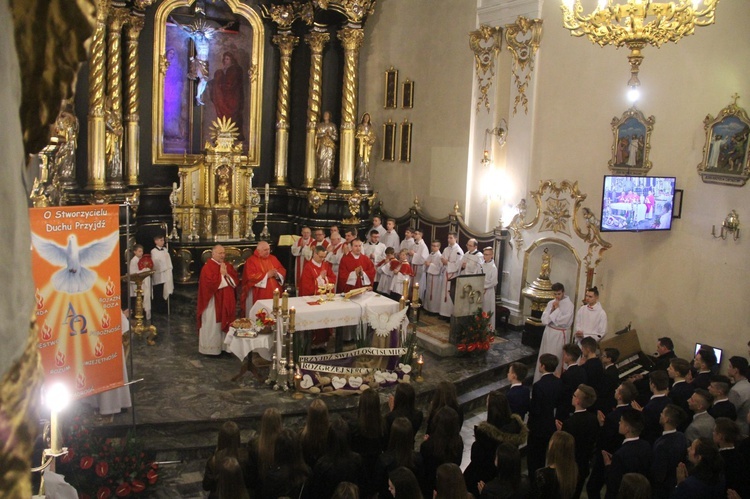 Bierzmowanie w kościele św. Jakuba w Tuchowie