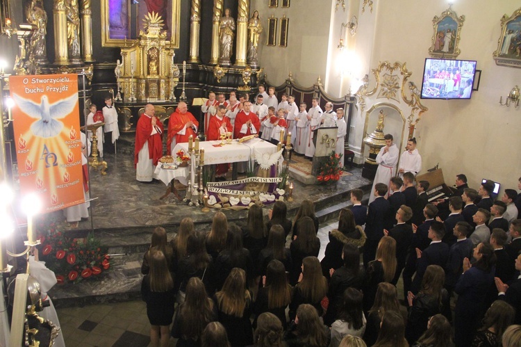 Bierzmowanie w kościele św. Jakuba w Tuchowie