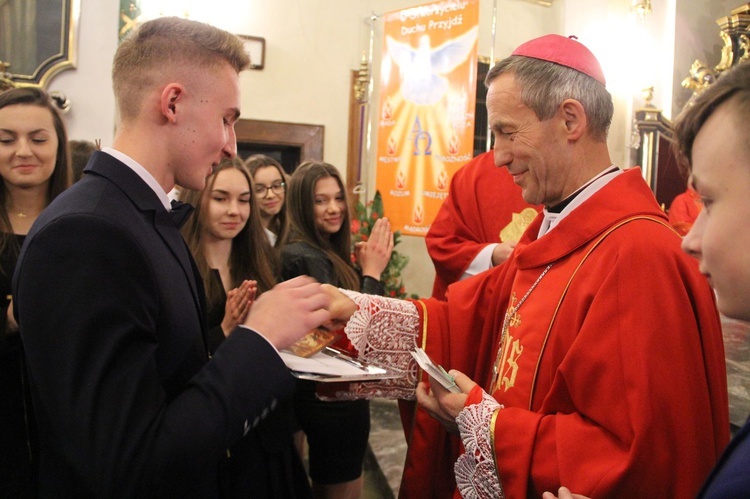 Bierzmowanie w kościele św. Jakuba w Tuchowie