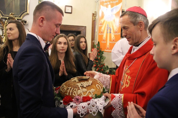 Bierzmowanie w kościele św. Jakuba w Tuchowie