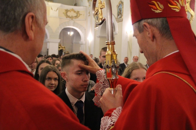 Bierzmowanie w kościele św. Jakuba w Tuchowie