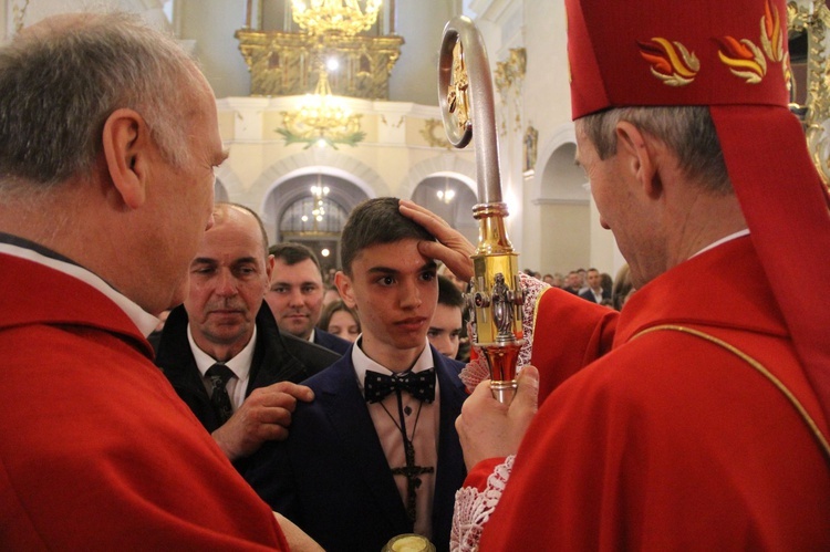 Bierzmowanie w kościele św. Jakuba w Tuchowie