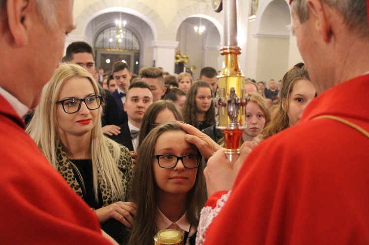 Bierzmowanie w kościele św. Jakuba w Tuchowie