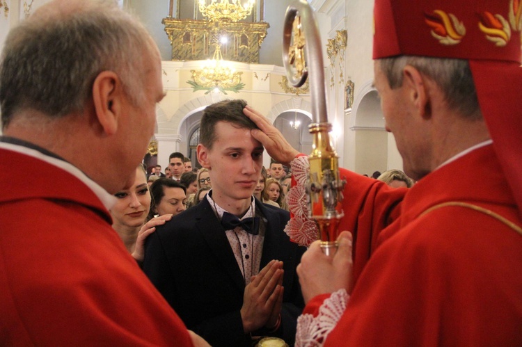 Bierzmowanie w kościele św. Jakuba w Tuchowie