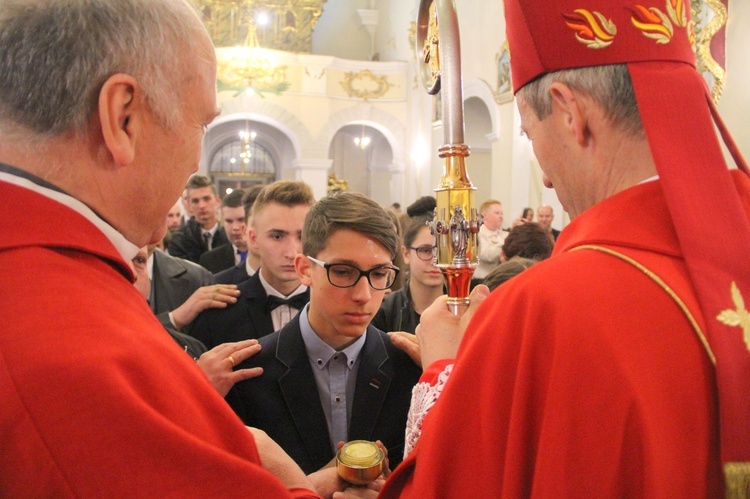 Bierzmowanie w kościele św. Jakuba w Tuchowie