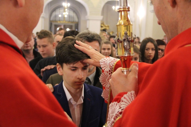 Bierzmowanie w kościele św. Jakuba w Tuchowie