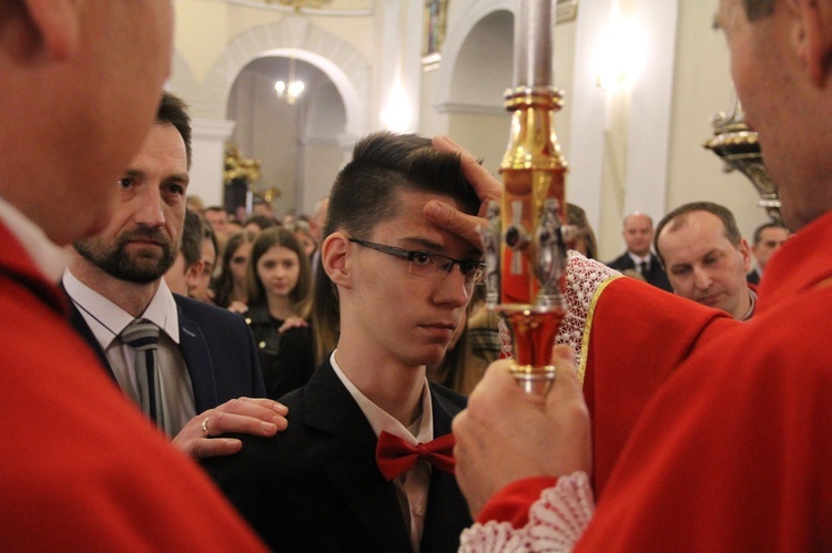 Bierzmowanie w kościele św. Jakuba w Tuchowie