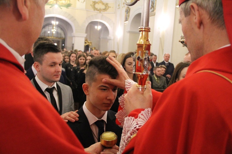 Bierzmowanie w kościele św. Jakuba w Tuchowie