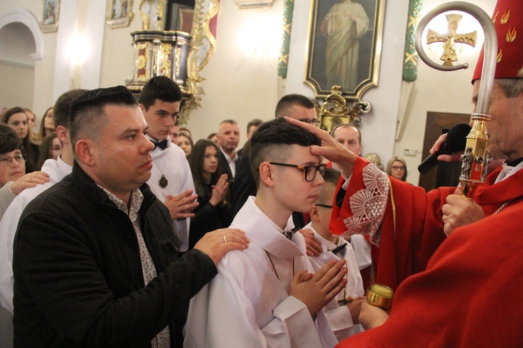 Bierzmowanie w kościele św. Jakuba w Tuchowie