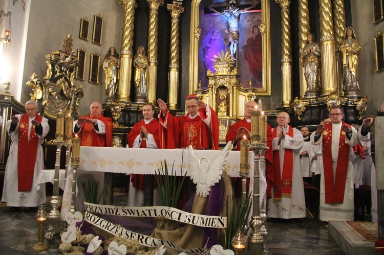 Bierzmowanie w kościele św. Jakuba w Tuchowie