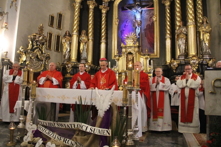 Bierzmowanie w kościele św. Jakuba w Tuchowie