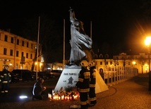 Pod łowickim pomnikiem papieża wartę zaciągnęli strażacy. 