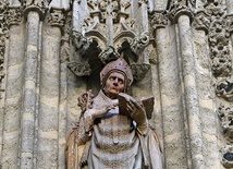 Św. Izydor. Rzeźba  w portalu katedry  w Sewilli.