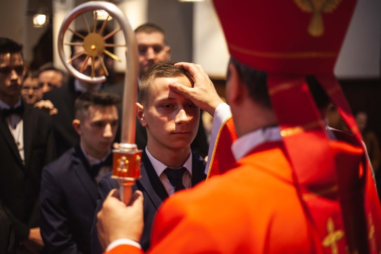 Bierzmowanie w kościele kolejowym - cz. 1