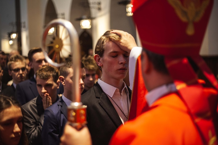 Bierzmowanie w kościele kolejowym - cz. 1