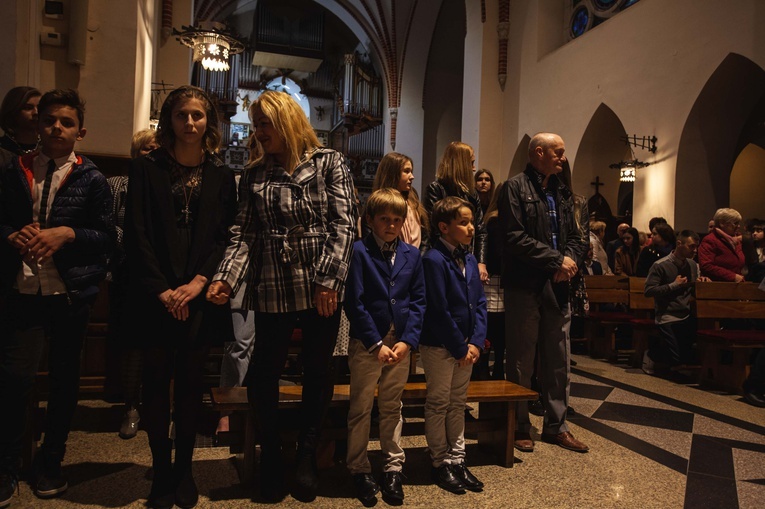 Bierzmowanie w kościele kolejowym - cz. 1
