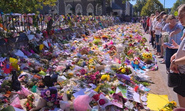 Zamachowiec z Christchurch usłyszy zarzuty 50 morderstw
