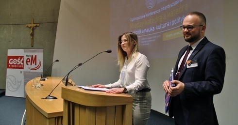 Między katedrą a katedrą. Na UŚ trwa dyskusja o relacjach wiary i nauki