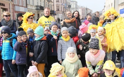 Dzieci ze Szkoły Podstawowej Skrzydła prowadzonej przez Fundację Skrzydła dla Edukacji wzięły udział w inauguracji wyścigu.