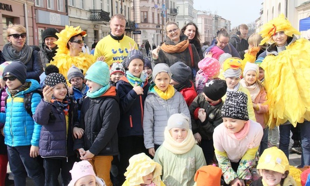 Dzieci ze Szkoły Podstawowej Skrzydła prowadzonej przez Fundację Skrzydła dla Edukacji wzięły udział w inauguracji wyścigu.