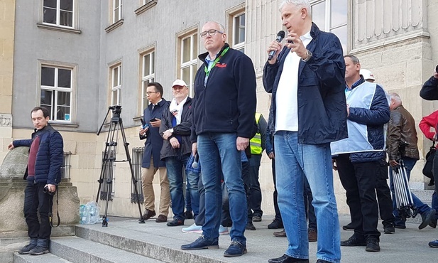 Pikieta Solidarności przed Urzędem Wojewódzkim w Katowicach.