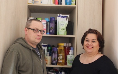 Zebrane artykuły posłużą bezdomnym nie tylko podczas warsztatów - zapewniają Dagmara Kornacka i Karol Majewski. 