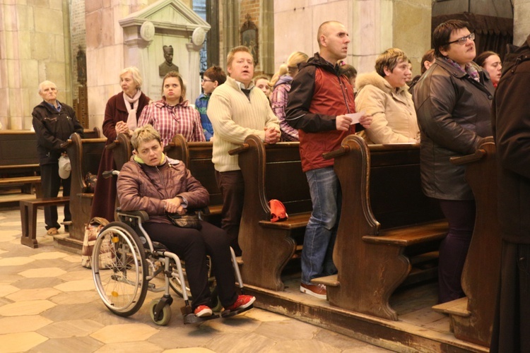 Droga Krzyżowa z osobami chorymi i niepełnosprawnymi w katedrze