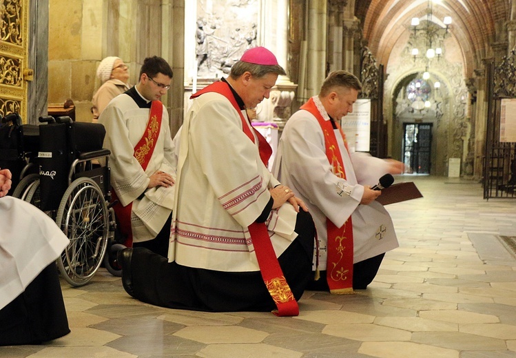 Droga Krzyżowa z osobami chorymi i niepełnosprawnymi w katedrze