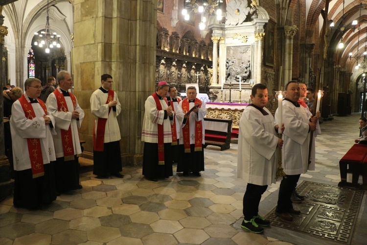 Droga Krzyżowa z osobami chorymi i niepełnosprawnymi w katedrze