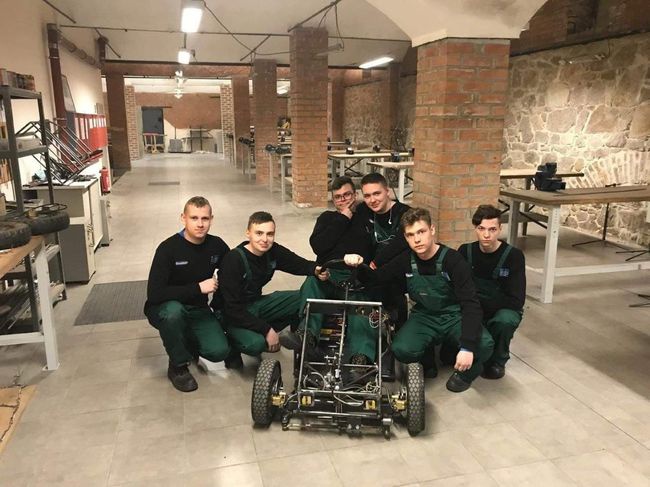 Staże w Niemczech. Uczniowie RCEZ z pojazdem typu buggy.