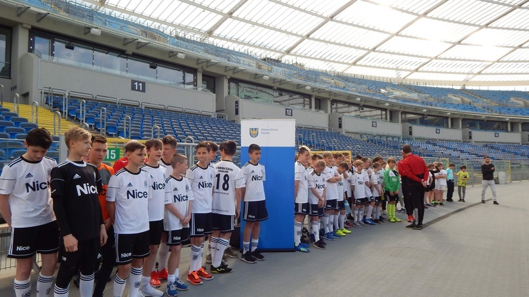 Trening Anity Włodarczyk z dziećmi na Stadionie Śląskim