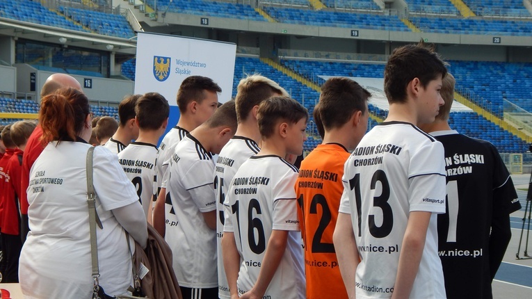 Trening Anity Włodarczyk z dziećmi na Stadionie Śląskim