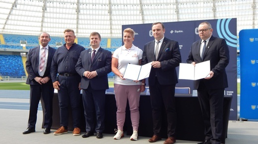 Trening Anity Włodarczyk z dziećmi na Stadionie Śląskim