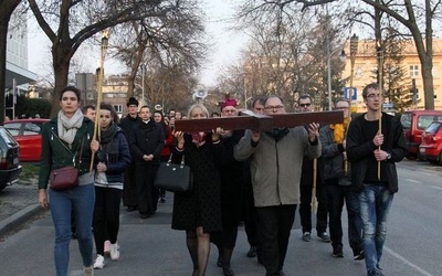 Krzyż nieśli także przedstawiciele władz lubelskich uczelni