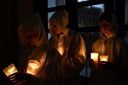 Droga Krzyżowa uczniów z Bobrowa w koszalińskiej katedrze