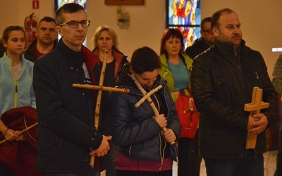 Na początku drogi zostały pobogosławione krzyże nocnych pielgrzymów.