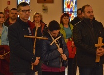 Na początku drogi zostały pobogosławione krzyże nocnych pielgrzymów.