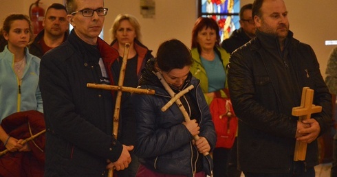 Na początku drogi zostały pobogosławione krzyże nocnych pielgrzymów.