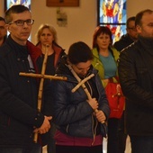 Na początku drogi zostały pobogosławione krzyże nocnych pielgrzymów.