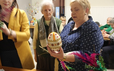 Anna Ozga z jedną z pisanek wykonaną przez seniorów.