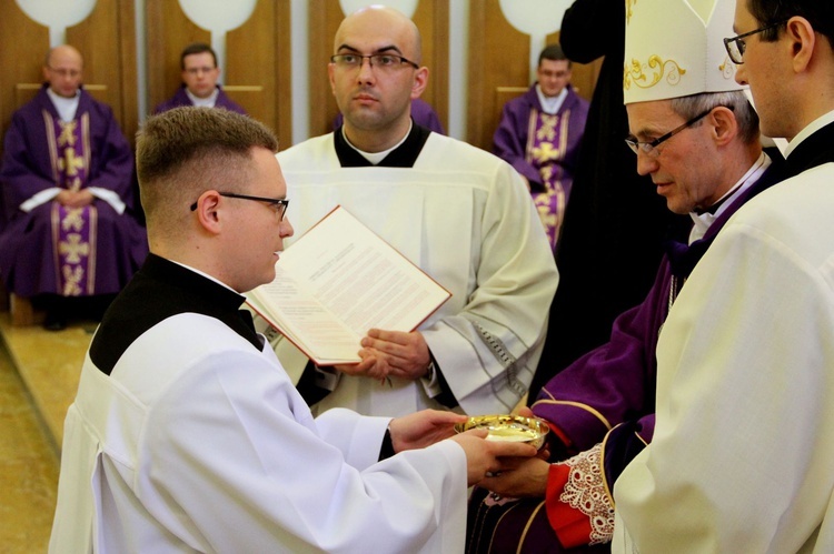 Tarnowskie seminarium. Przyjęcie do posługi lektoratu i akolitatu