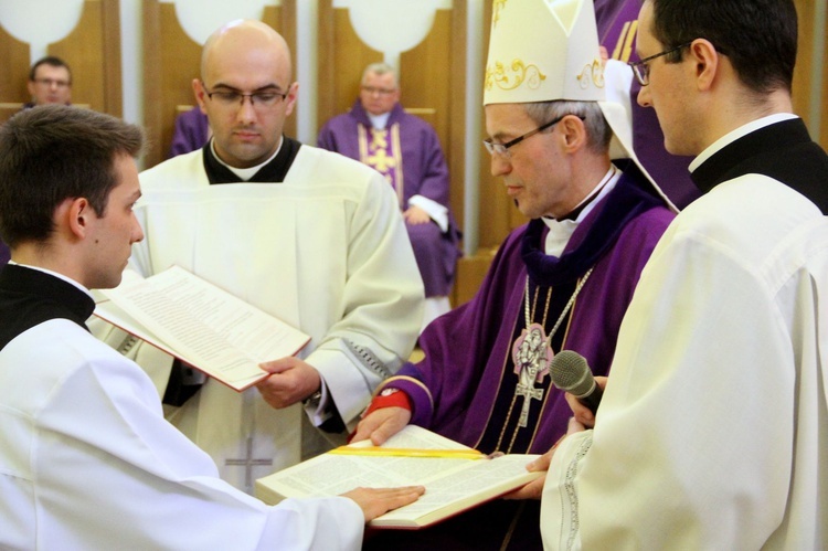 Tarnowskie seminarium. Przyjęcie do posługi lektoratu i akolitatu