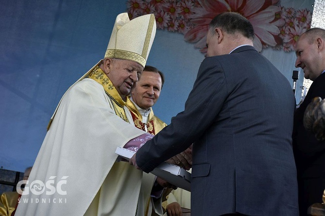 Msza papieska na wałbrzyskim stadionie