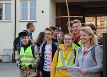 Uczniowie, nauczyciele i rodzice wędrowali w małych grupach. 